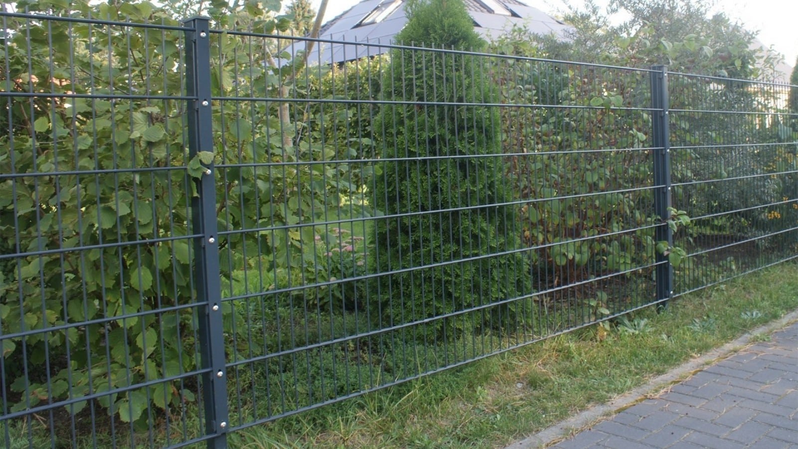 Doppelstabmattenzaun von BESTBAU ZÄUNE, eingebettet in eine grüne, natürliche Landschaft