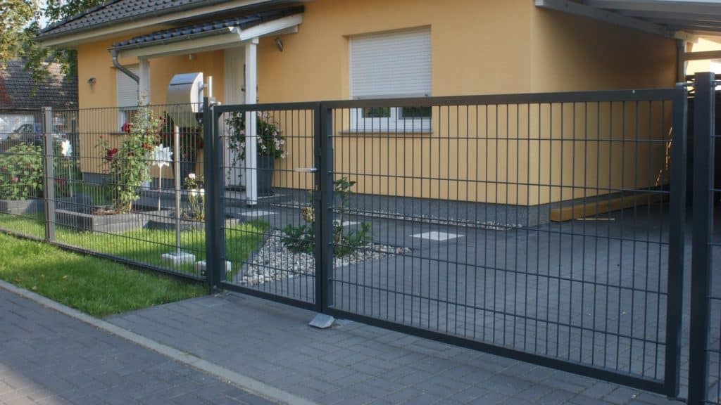 Doppelstabmattenzaun mit Einflügeltor und passender Pforte von BESTBAU ZÄUNE, harmonisch eingefügt in das Hausumfeld