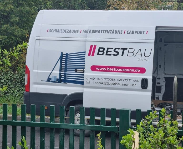 Firmenfahrzeug von BESTBAU ZÄUNE mit Branding, das die Vielfalt der Zaun- und Carportprodukte zeigt, bereit für den Einsatz vor Ort.