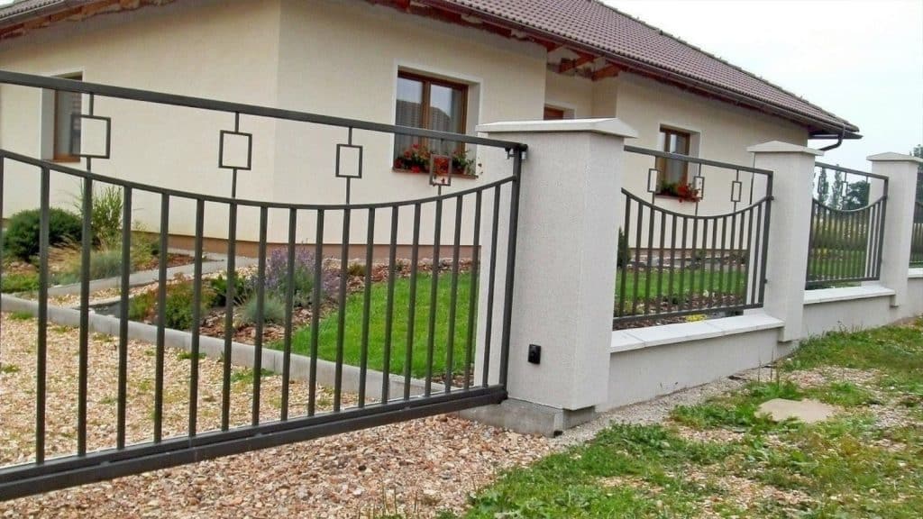 Modernes Schmiedeeisen-Zaunsystem von BESTBAU ZÄUNE mit eleganten Designelementen vor einem Einfamilienhaus